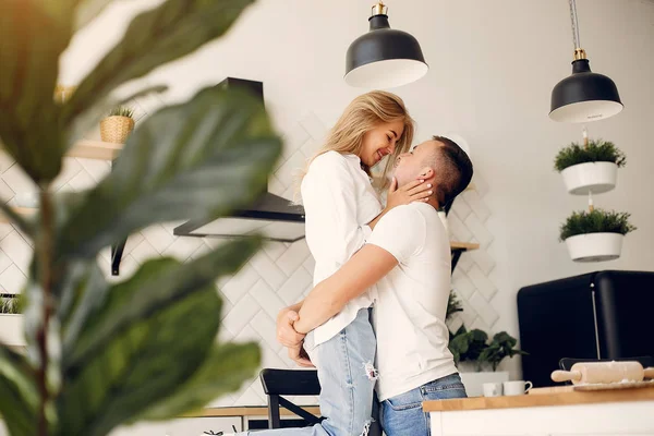 Belo casal passar tempo em uma cozinha — Fotografia de Stock