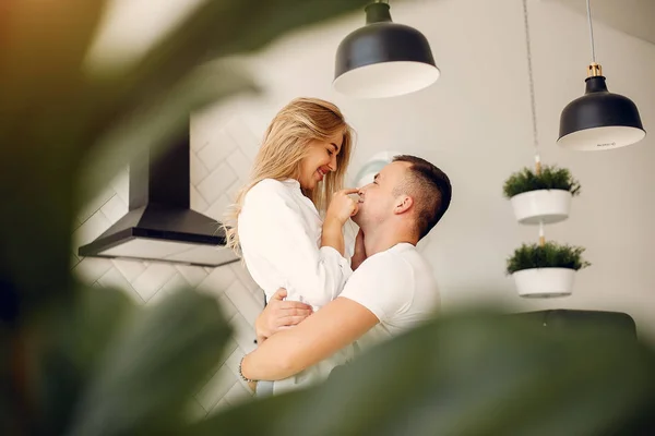 Belo casal passar tempo em uma cozinha — Fotografia de Stock