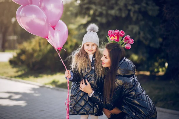 Familia linda y elegante en un parque de primavera — Foto de Stock