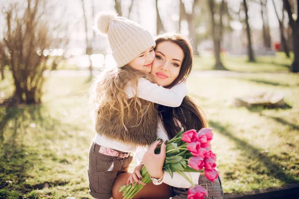 Famiglia carina ed elegante in un parco primaverile — Foto Stock