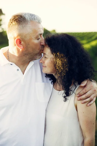 Hermosa pareja adulta pasar tiempo en un campo de verano — Foto de Stock