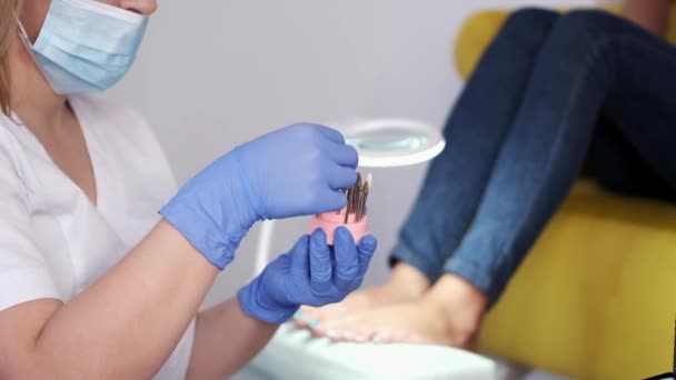 Een manicure meester kiest voor de pedicure cutter — Stockvideo