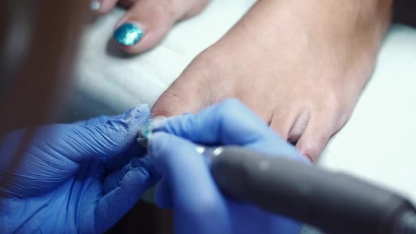 The pedicure master is doing nails in a beauty salon — Stock Video