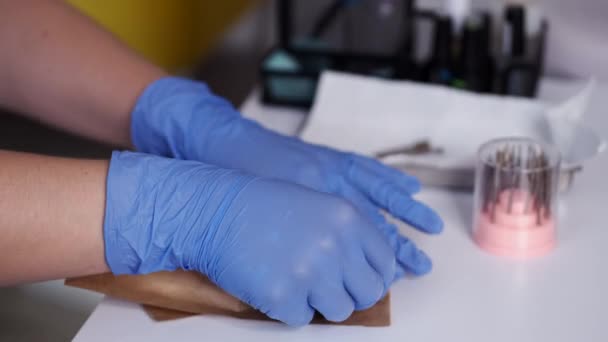 El maestro de uñas está desempacando un paquete de artesanía — Vídeo de stock
