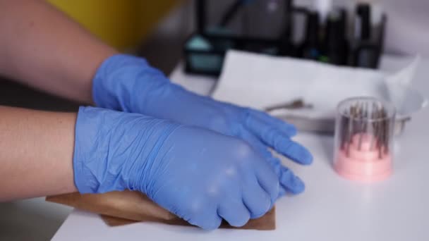 O mestre das unhas está desempacotando um pacote de artesanato — Vídeo de Stock