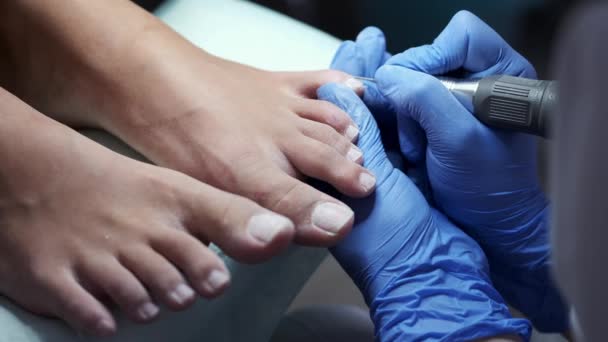 El maestro de la pedicura está puliendo clavos por un fresador — Vídeo de stock