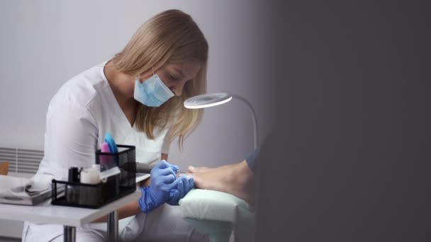 Der Nageltechniker macht Pediküre in einem Schönheitsraum — Stockvideo