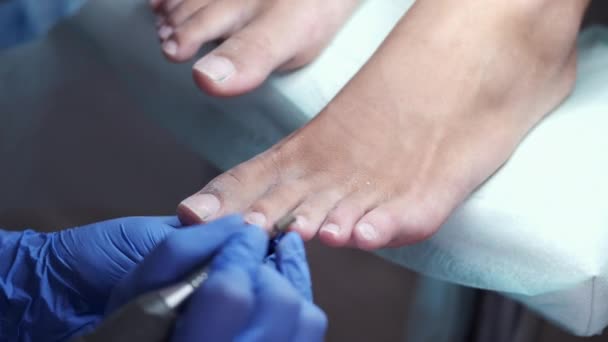 Мастер по ногтям полирует ногти в салоне — стоковое видео