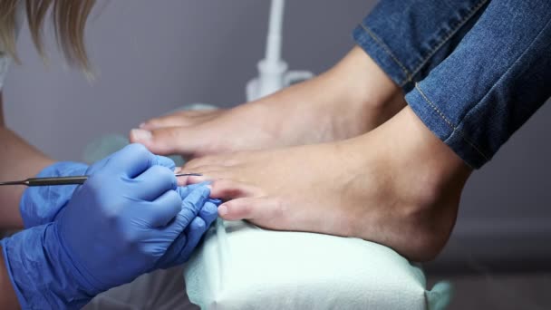 The manicurist is polishing toes nails — Stock Video