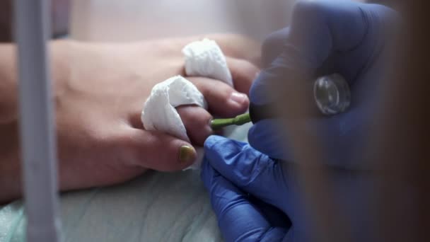 El maestro está puliendo uñas en los dedos de los pies — Vídeo de stock