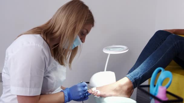 Технік-педикюр робить цвяхи на пальцях ніг — стокове відео