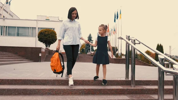 The mother and her daughter pupil are going from school — Stock Photo, Image