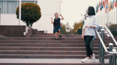 Avrupalı anne okuldan sonra kızını bekliyor.