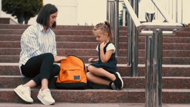 European mother and daughter are preparing for school classes — Stock Video