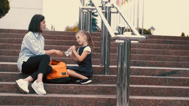 La madre y la hija están pasando tiempo juntas. — Vídeos de Stock