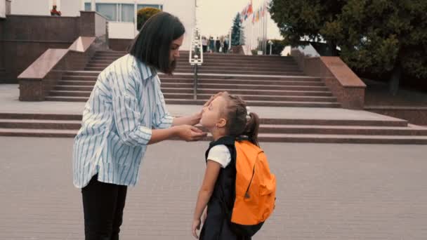 Мама приносить доньку до школи — стокове відео