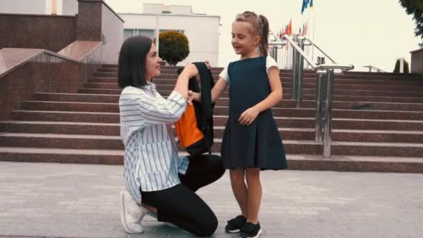 La madre está preparando a su hijo para la escuela. — Vídeos de Stock