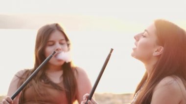Avrupalı kızlar fahişe tüttürüyor ve konuşuyorlar