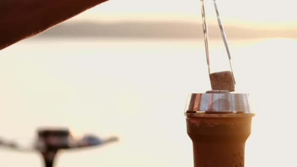 Le narguilé met des cubes de charbon dans un bol à tabac. — Video