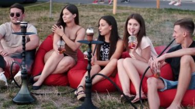Avrupalı arkadaşlar plajda takılıyor ve Shisha tüttürüyor.