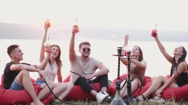 Европейские друзья пьют коктейли летом — стоковое видео