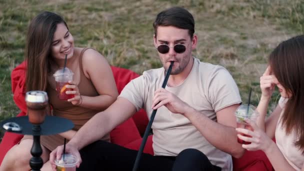 O jovem fumando narguilé e senhoras estão se divertindo — Vídeo de Stock