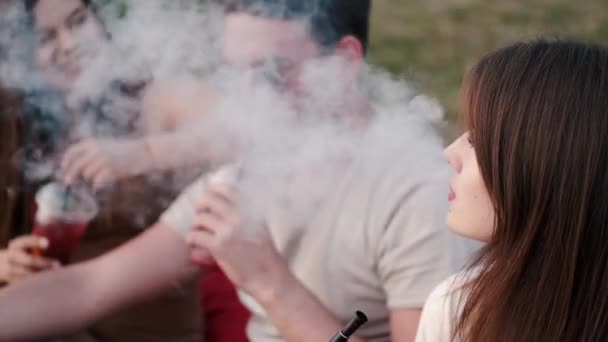 El joven fumando narguile y las damas están pasando el rato — Vídeos de Stock