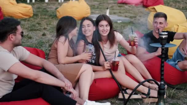 Les amis s'amusent ensemble à la plage vaping le narguilé — Video