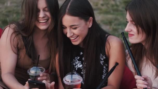 Meninas europeias estão navegando na Internet em um smartphone e se divertindo — Vídeo de Stock