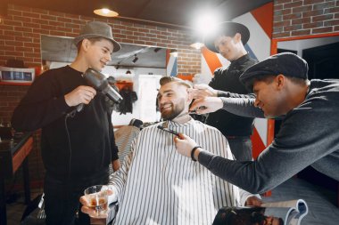 Berber dükkanında oturan şık bir adam.