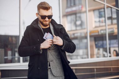 Bir yaz şehirde yakışıklı businesman