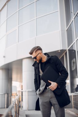 Bir yaz şehirde yakışıklı businesman