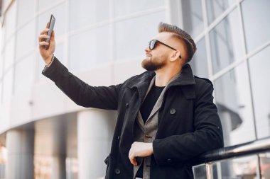 Bir yaz şehirde yakışıklı businesman