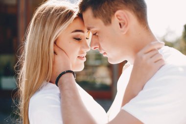 Güzel bir çift yaz şehrinde vakit geçirir.