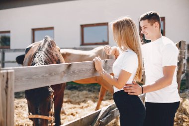 Güzel çift bir atile vakit geçirmek