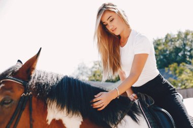 Bir at ile bir çiftlikte zarif bir kız