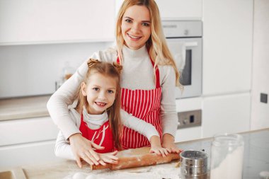 Aile kurabiye için hamur pişirir.