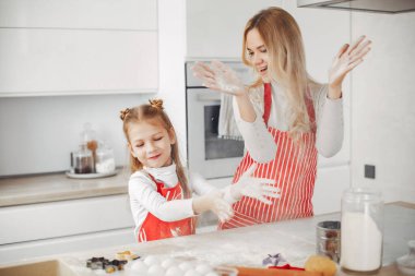 Aile kurabiye için hamur pişirir.