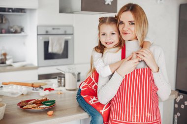 Aile mutfakta kurabiyelerle oturuyor.