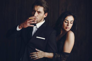 Evde seksi bir çift var.