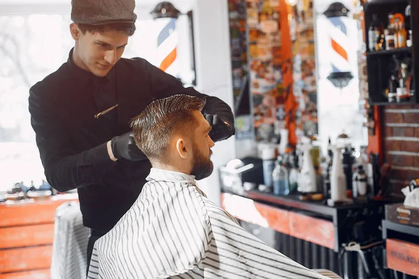 Homme élégant assis dans un salon de coiffure — Photo