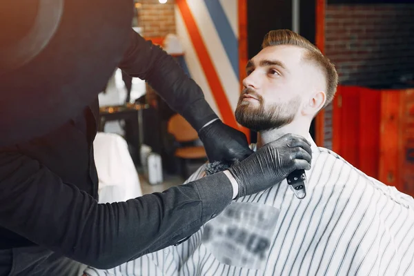 Homme élégant assis dans un salon de coiffure — Photo