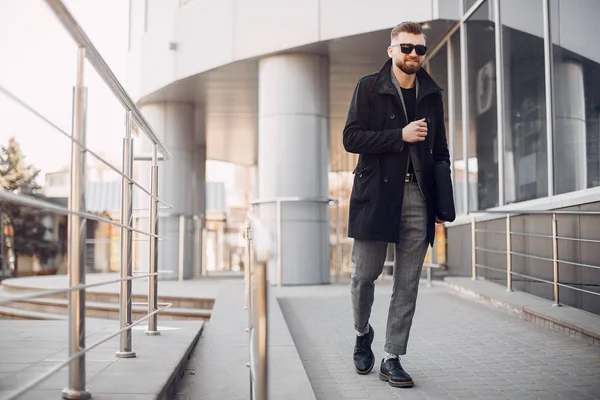 Handsome businesman in a summer city — Stock Photo, Image