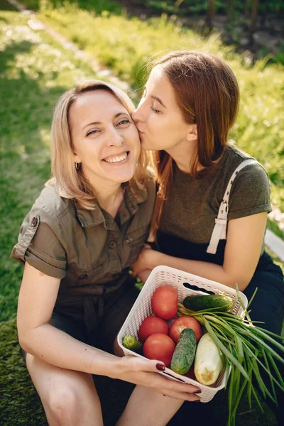 Hermosa familia trabaja en un jardín cerca de la casa — Foto de Stock