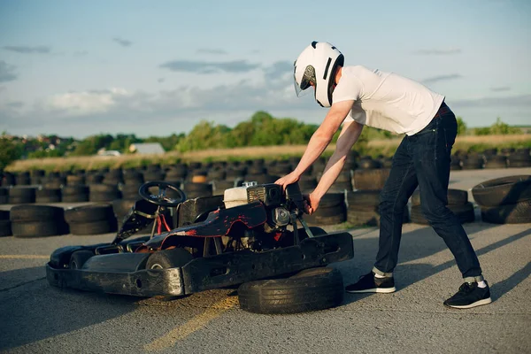 Hombre guapo en un karting con un coche — Foto de Stock