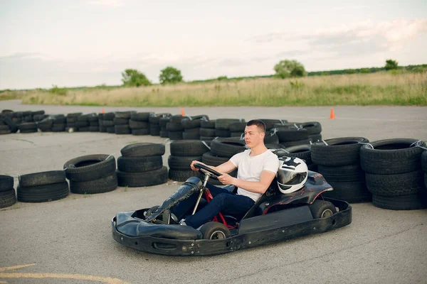 Schöner Mann im Kart mit Auto — Stockfoto