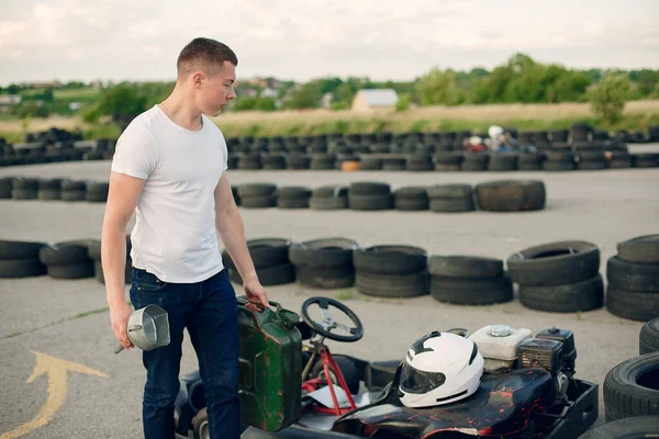 Hombre guapo en un karting con un coche — Foto de Stock
