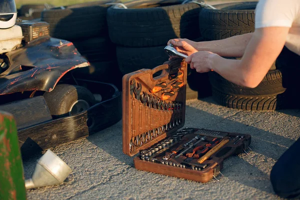 Hombre guapo en un karting con un coche — Foto de Stock