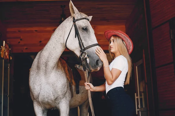 Elegantní dívka na farmě s koněm — Stock fotografie