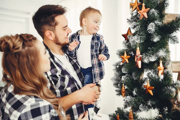 Linda familia de pie cerca del árbol de Navidad — Foto de Stock